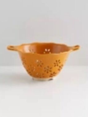 Urban Outfitters Daisy Ceramic Colander 🌼
